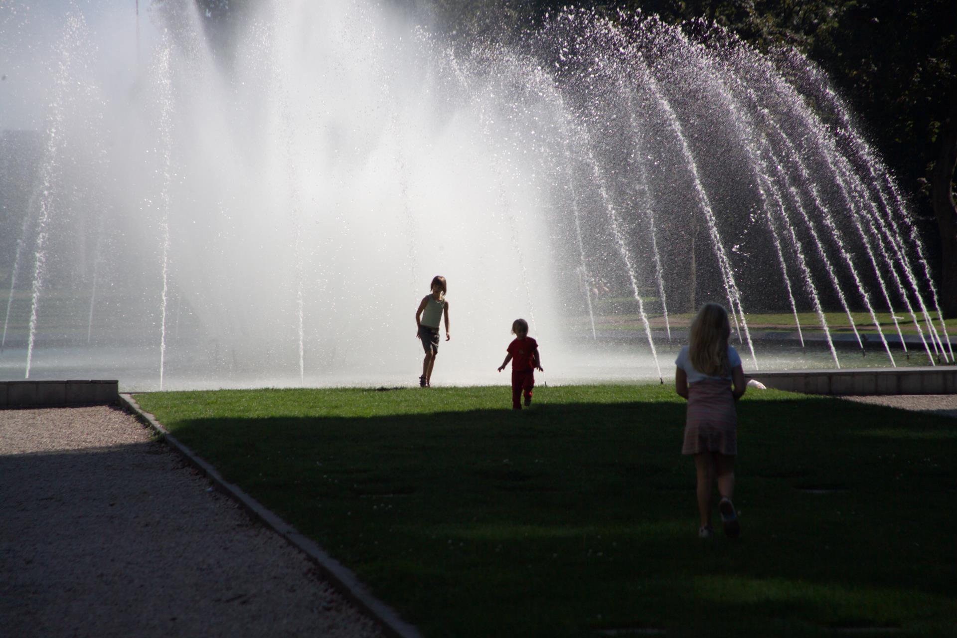 Kind in het Zuidpark bij de fontein